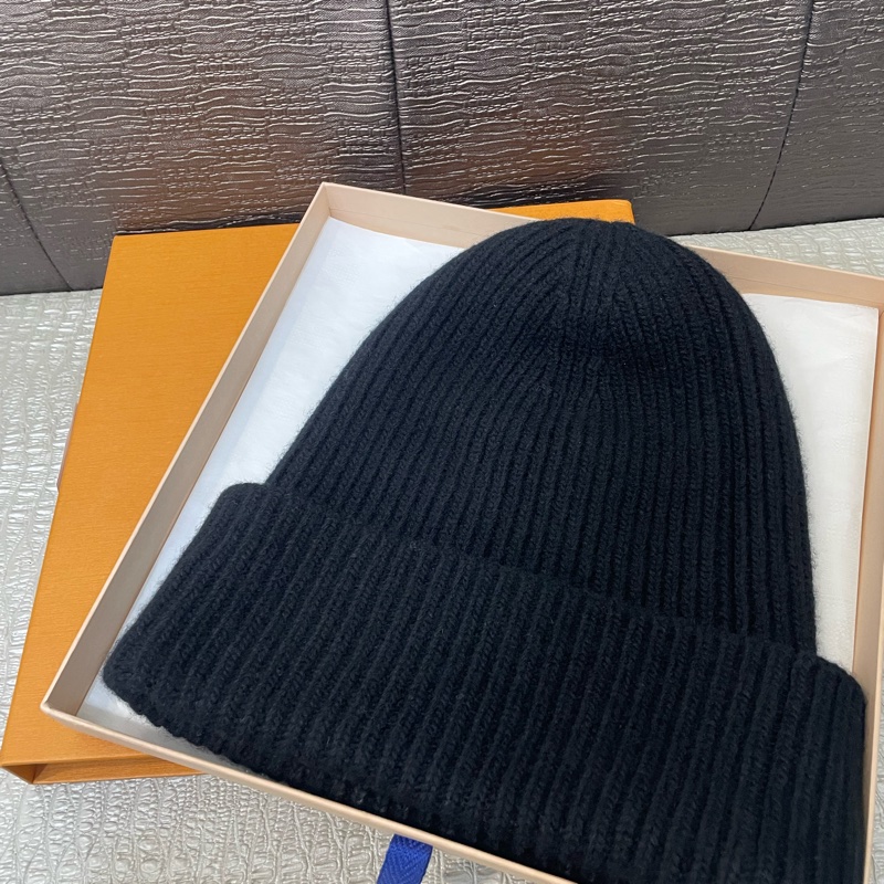 LV 黑羊皮白刺繡logo毛帽 M77872-1