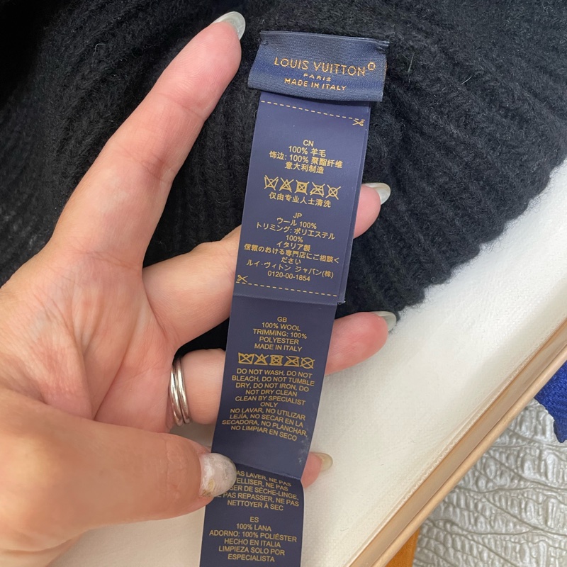 LV 黑羊皮白刺繡logo毛帽 M77872-2