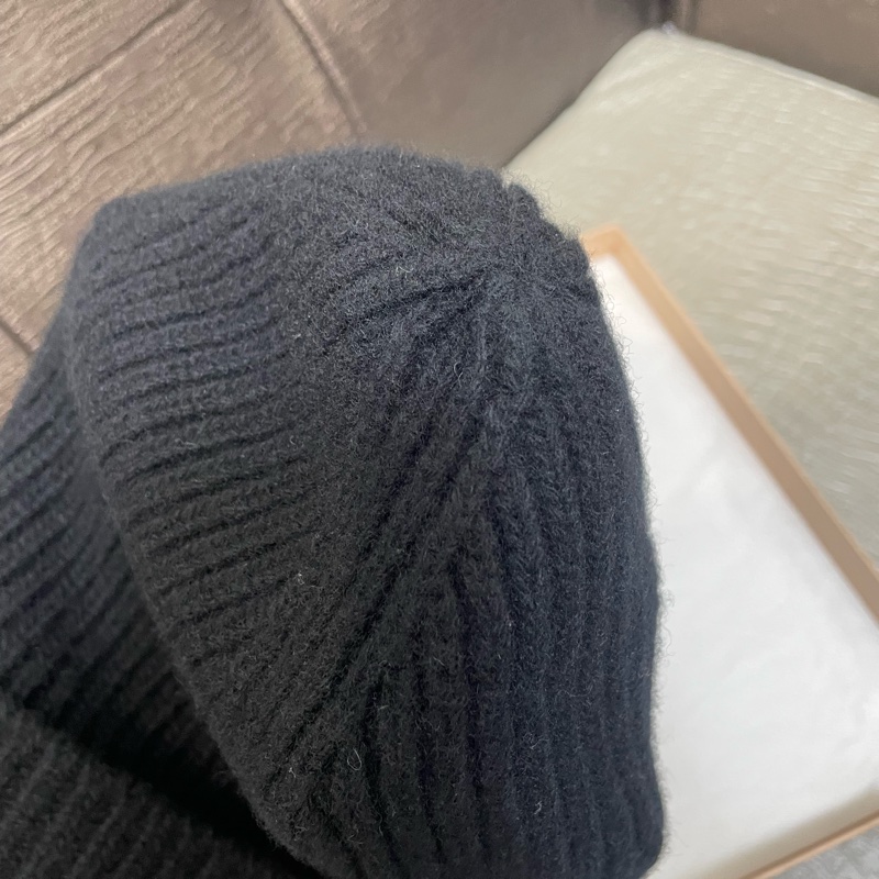 LV 黑羊皮白刺繡logo毛帽 M77872-3
