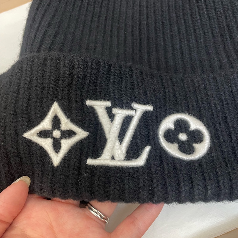 LV 黑羊皮白刺繡logo毛帽 M77872-4