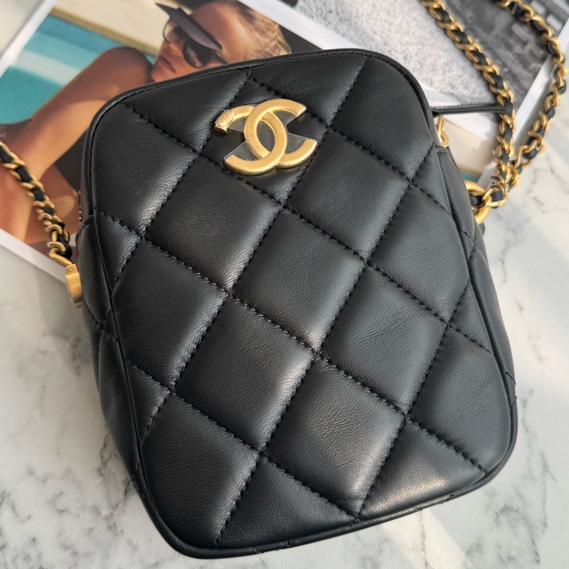 Chanel AS2857黑金雙C直式珍珠鏈包-1