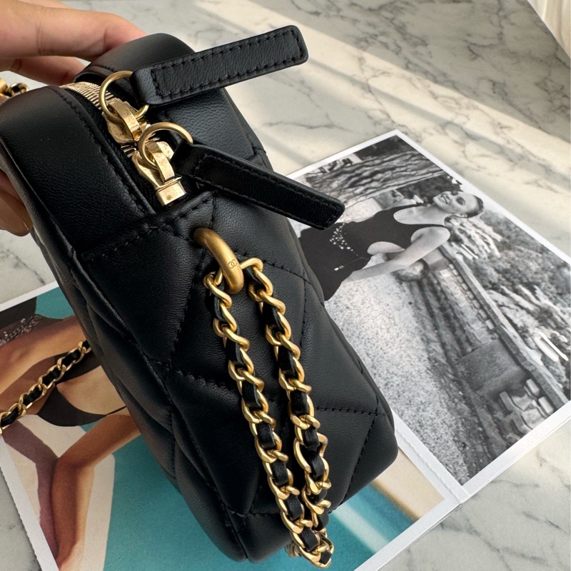 Chanel AS2857黑金雙C直式珍珠鏈包-2