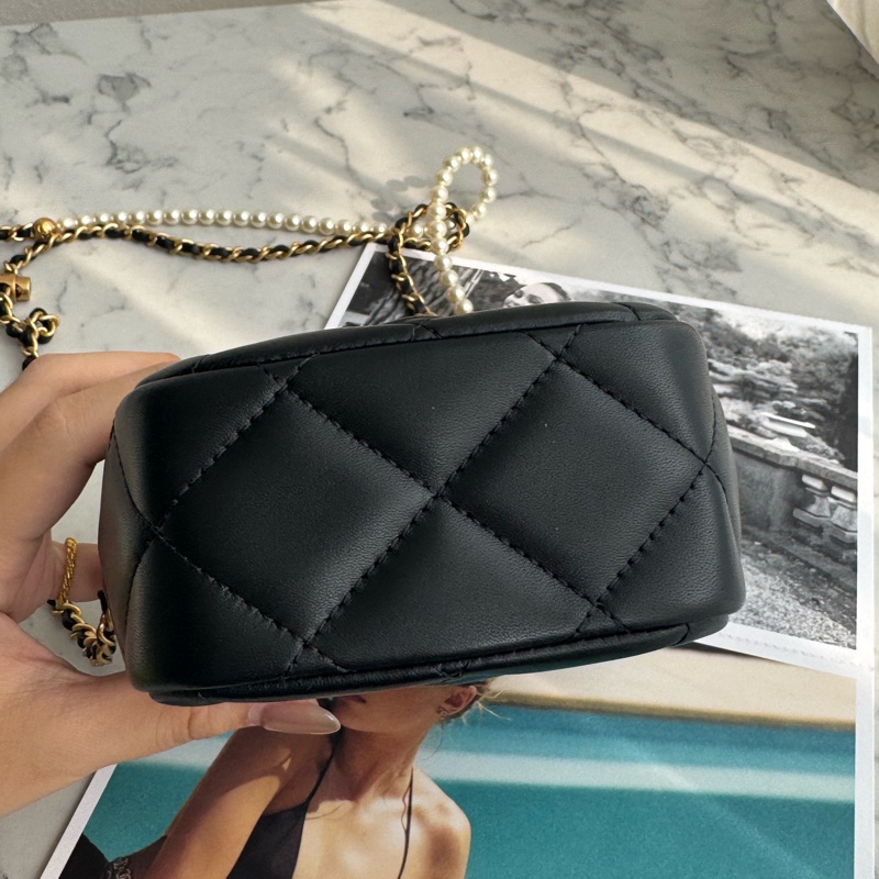 Chanel AS2857黑金雙C直式珍珠鏈包-4