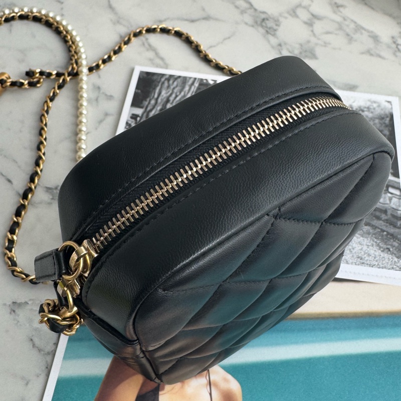 Chanel AS2857黑金雙C直式珍珠鏈包-6