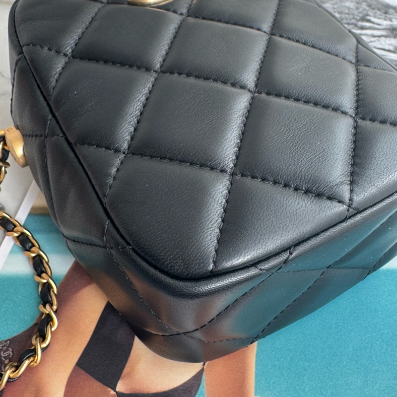 Chanel AS2857黑金雙C直式珍珠鏈包-7
