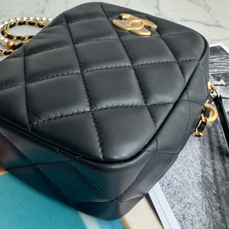 Chanel AS2857黑金雙C直式珍珠鏈包-8