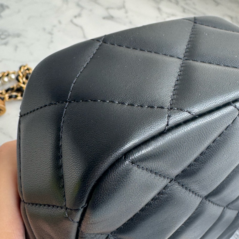 Chanel AS2857黑金雙C直式珍珠鏈包-10