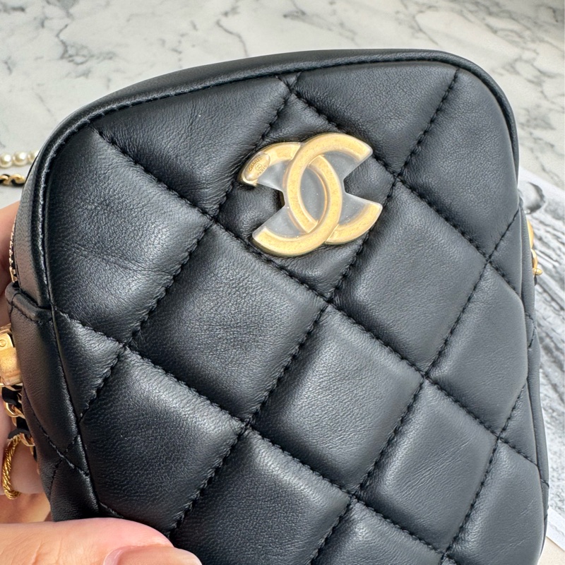 Chanel AS2857黑金雙C直式珍珠鏈包-11