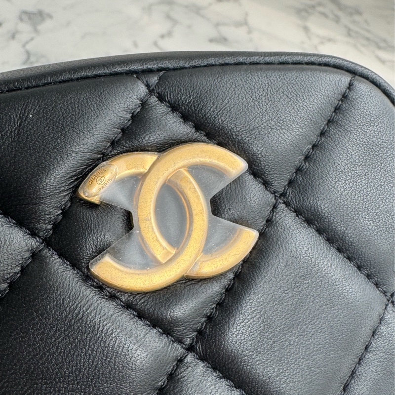 Chanel AS2857黑金雙C直式珍珠鏈包-12