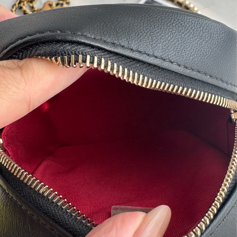 Chanel AS2857黑金雙C直式珍珠鏈包-13