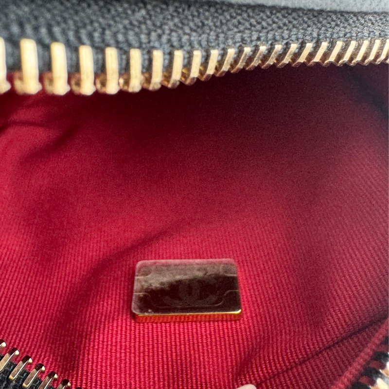 Chanel AS2857黑金雙C直式珍珠鏈包-14