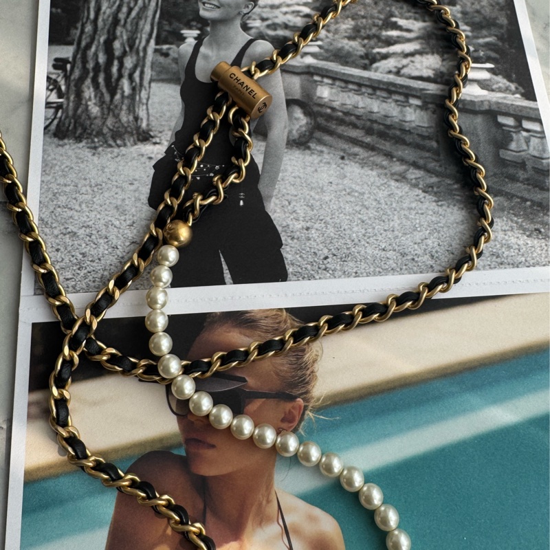Chanel AS2857黑金雙C直式珍珠鏈包-22