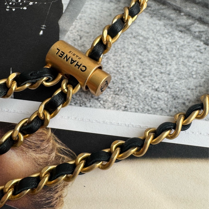 Chanel AS2857黑金雙C直式珍珠鏈包-24