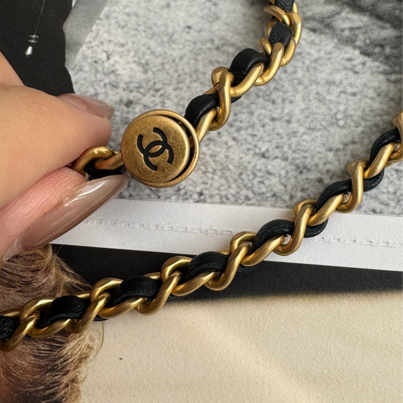Chanel AS2857黑金雙C直式珍珠鏈包-25