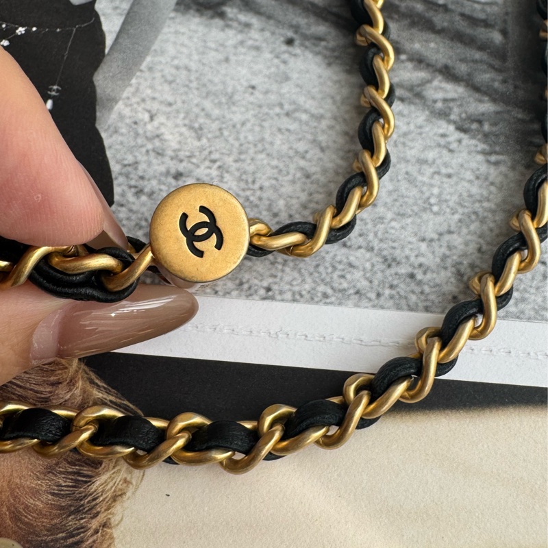 Chanel AS2857黑金雙C直式珍珠鏈包-26