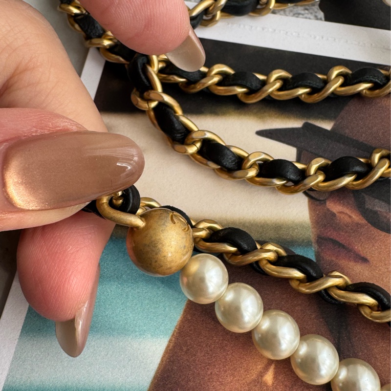 Chanel AS2857黑金雙C直式珍珠鏈包-28