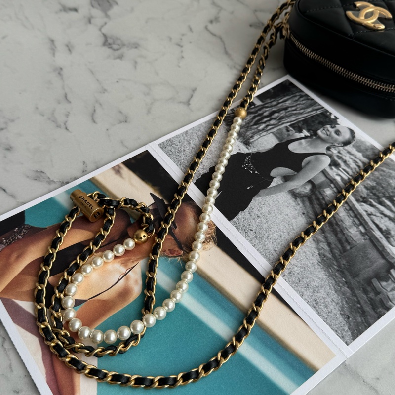 Chanel AS2857黑金雙C直式珍珠鏈包-31