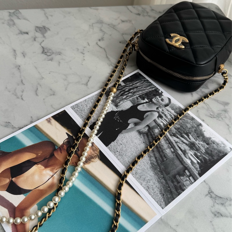 Chanel AS2857黑金雙C直式珍珠鏈包-32
