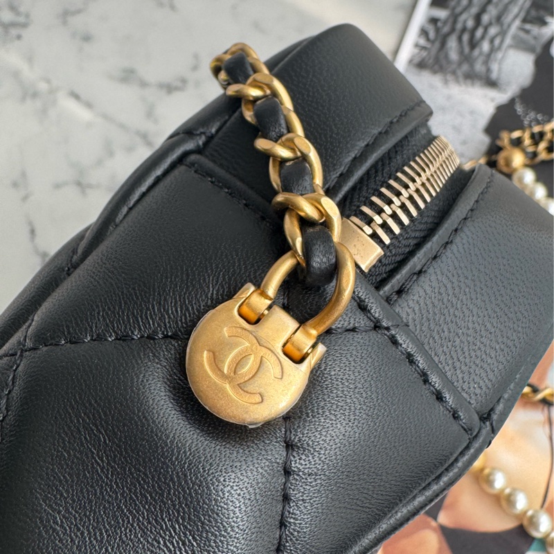 Chanel AS2857黑金雙C直式珍珠鏈包-33