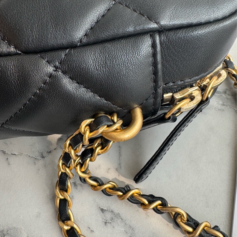 Chanel AS2857黑金雙C直式珍珠鏈包-35