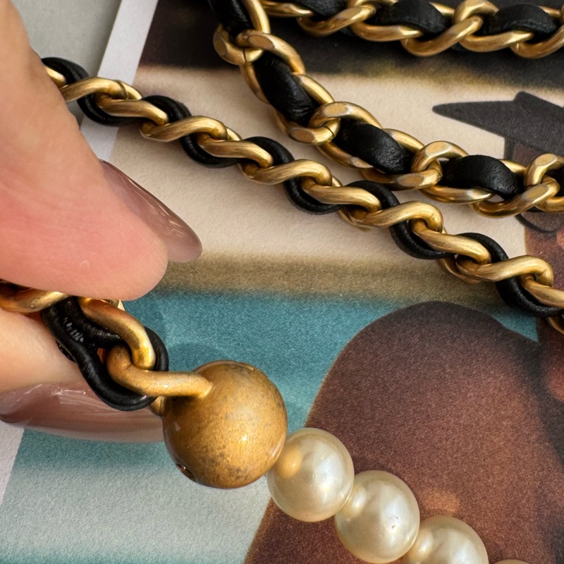 Chanel AS2857黑金雙C直式珍珠鏈包-36