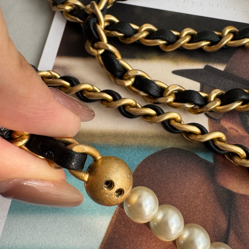 Chanel AS2857黑金雙C直式珍珠鏈包-37