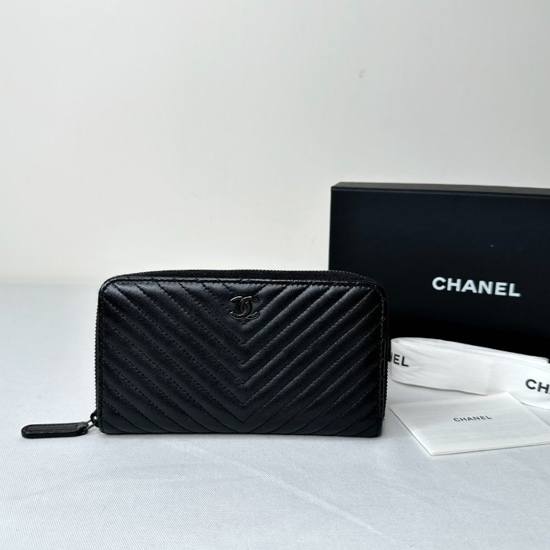 CHANEL 黑牛V型紋拉鍊中夾-0