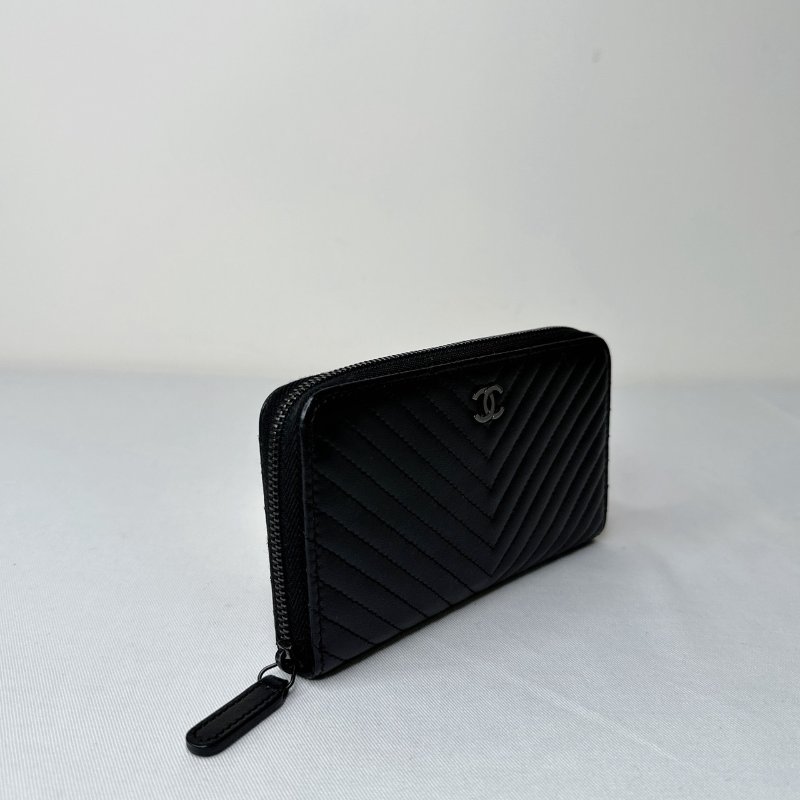 CHANEL 黑牛V型紋拉鍊中夾-3