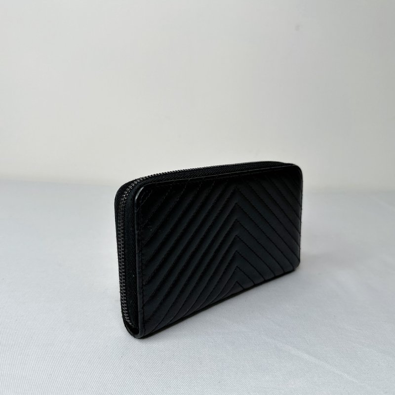 CHANEL 黑牛V型紋拉鍊中夾-5