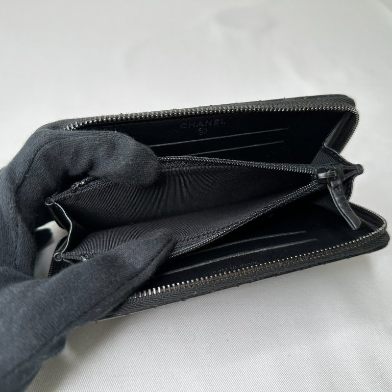CHANEL 黑牛V型紋拉鍊中夾-7