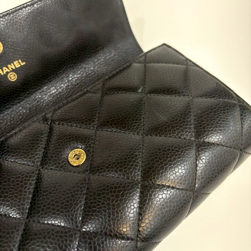 CHANEL黑色荔枝牛皮金釦12卡下蓋長夾 A50096-8