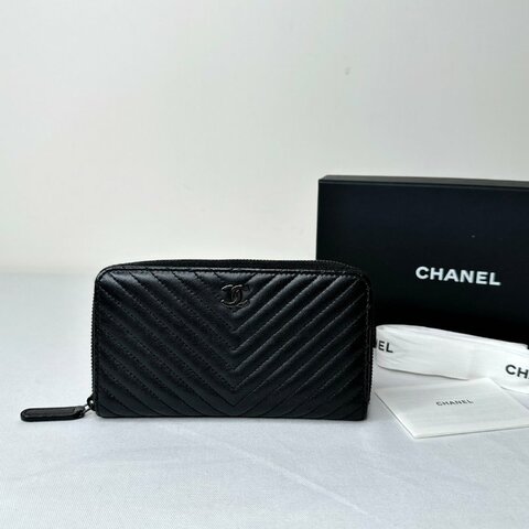 CHANEL 黑牛V型紋拉鍊中夾