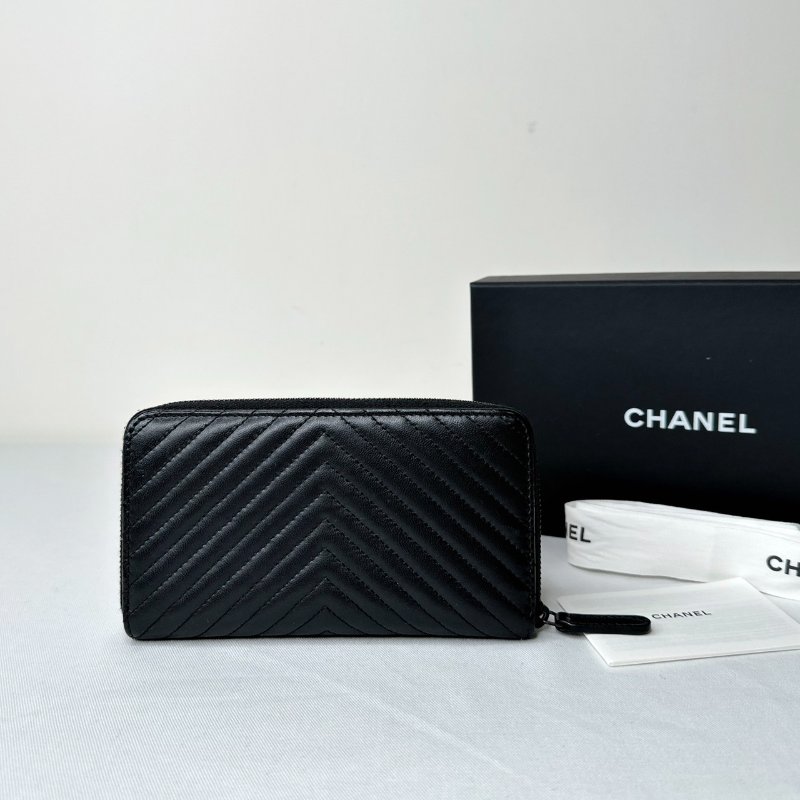 CHANEL 黑牛V型紋拉鍊中夾-1