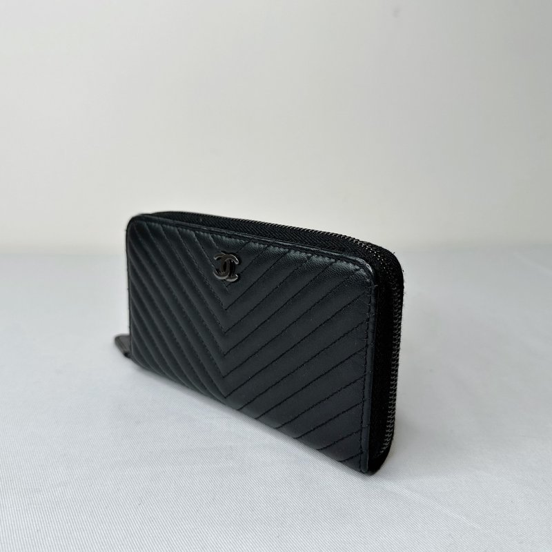 CHANEL 黑牛V型紋拉鍊中夾-2