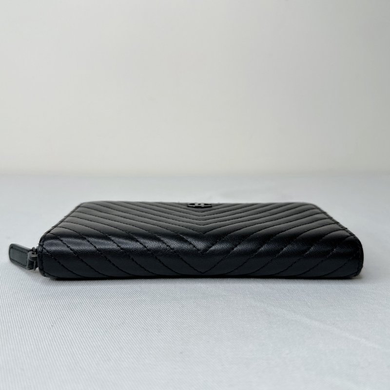 CHANEL 黑牛V型紋拉鍊中夾-9