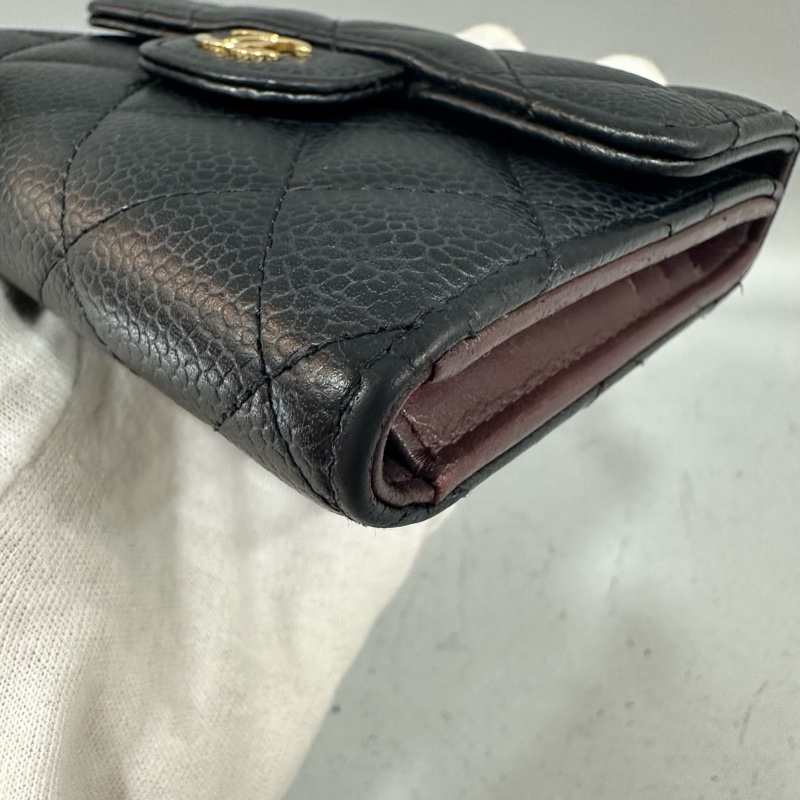 chanel A82288 黑荔枝皮金釦三折短夾-6