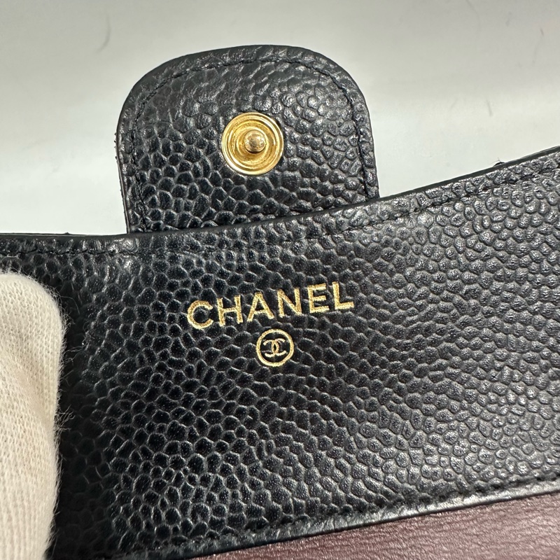 chanel A82288 黑荔枝皮金釦三折短夾-19