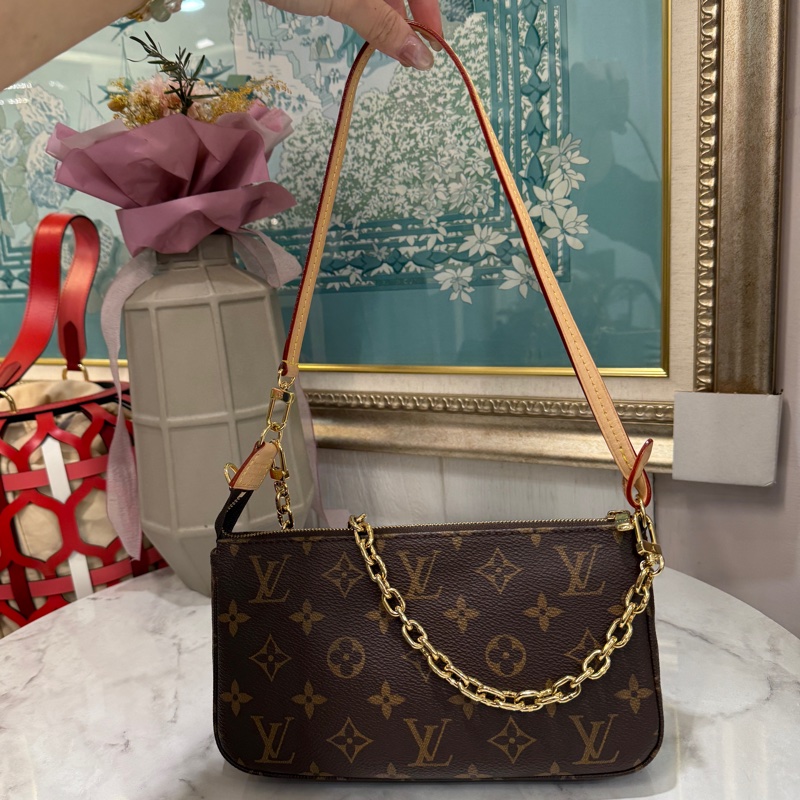 🌟新款可斜背麻將包🌟LV 原花PochetteAccessoires金釦肩斜背麻將包-0