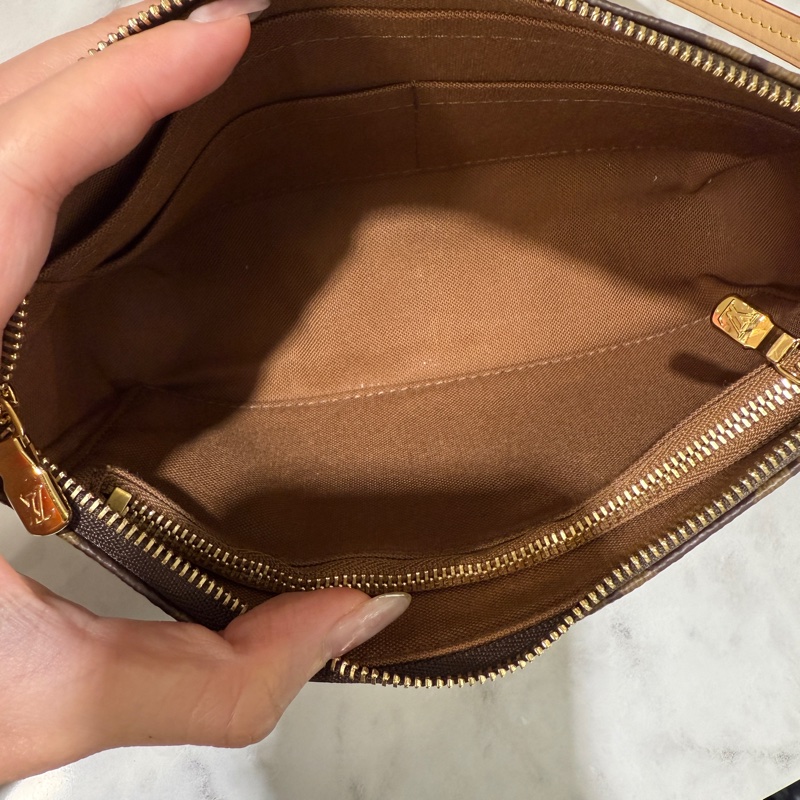 🌟新款可斜背麻將包🌟LV 原花PochetteAccessoires金釦肩斜背麻將包-5