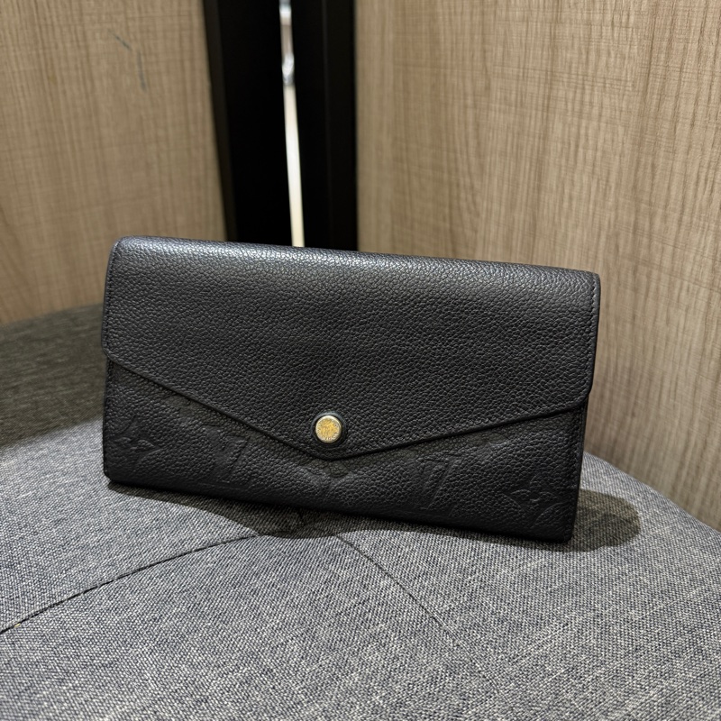 LV M61182 Sarah 黑色壓紋牛皮金釦信封長夾 皮夾-0