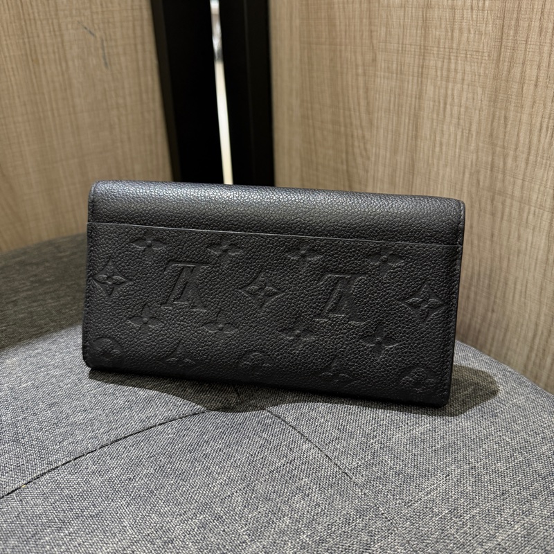 LV M61182 Sarah 黑色壓紋牛皮金釦信封長夾 皮夾-1