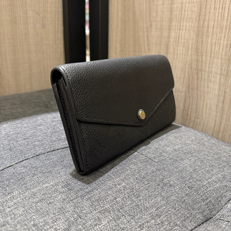 LV M61182 Sarah 黑色壓紋牛皮金釦信封長夾 皮夾-2