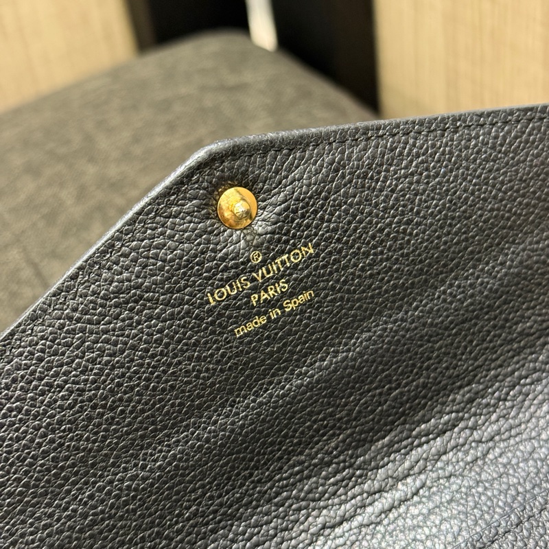 LV M61182 Sarah 黑色壓紋牛皮金釦信封長夾 皮夾-3