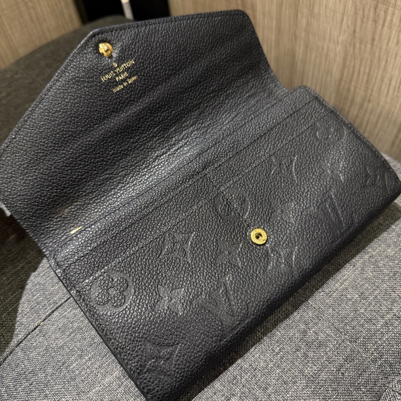 LV M61182 Sarah 黑色壓紋牛皮金釦信封長夾 皮夾-4