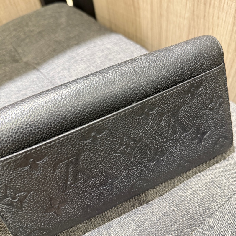 LV M61182 Sarah 黑色壓紋牛皮金釦信封長夾 皮夾-5