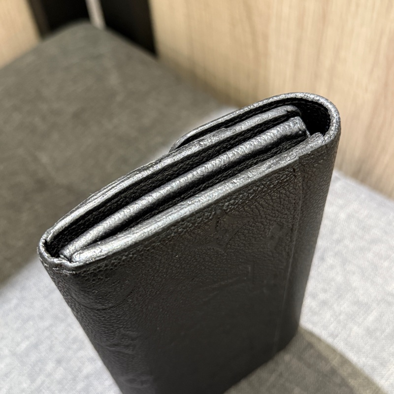 LV M61182 Sarah 黑色壓紋牛皮金釦信封長夾 皮夾-9