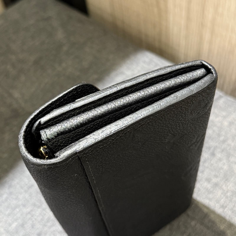 LV M61182 Sarah 黑色壓紋牛皮金釦信封長夾 皮夾-10
