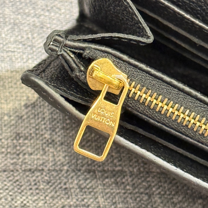 LV M61182 Sarah 黑色壓紋牛皮金釦信封長夾 皮夾-14