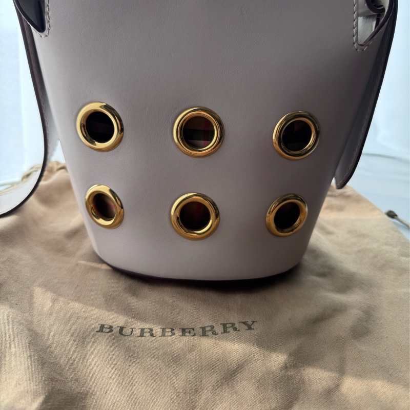 近全新Burberry 水桶包 斜肩背-6