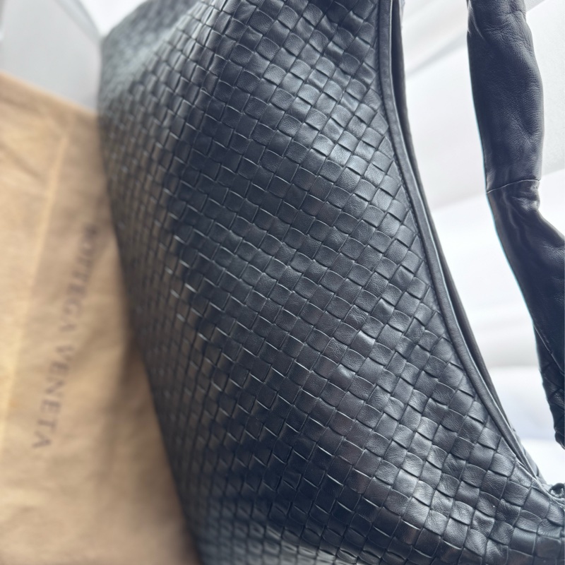 極新Bottega Veneta Hop 黑色皮革 肩背包 和尚包-1